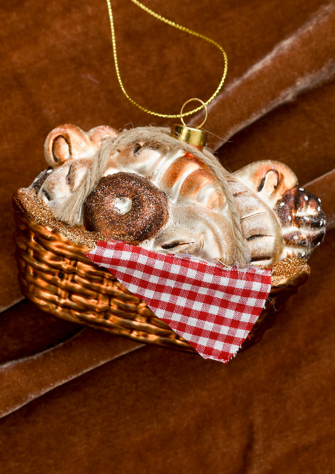 Decorative ornament of a bread basket with bread slices and a checkered cloth.