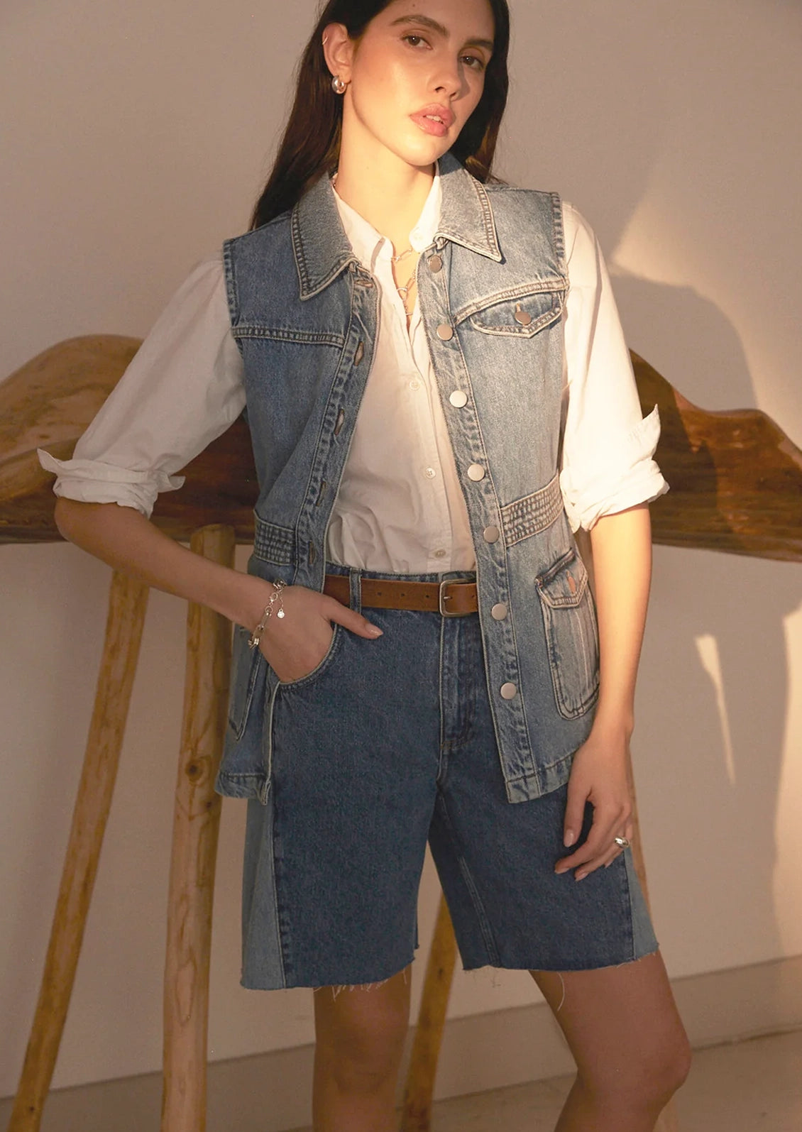 A person wearing a pair of shorts with two-tone side seam.