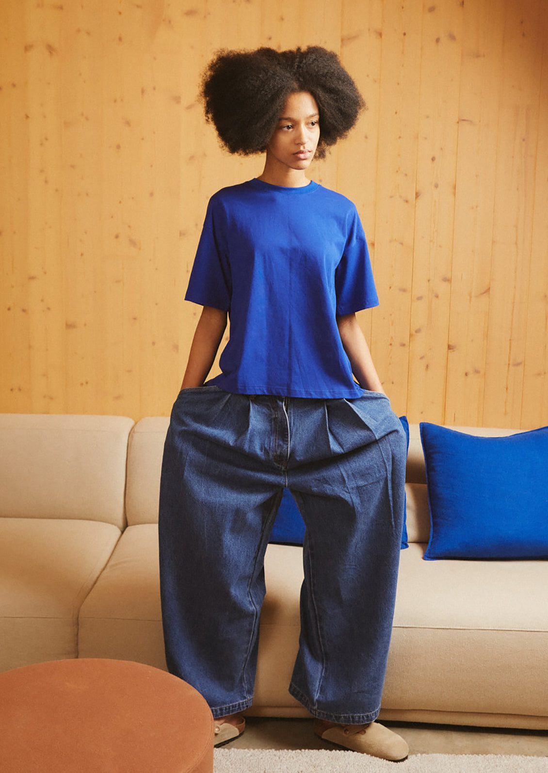 A pair of baggy pleat front jeans in medium blue wash.