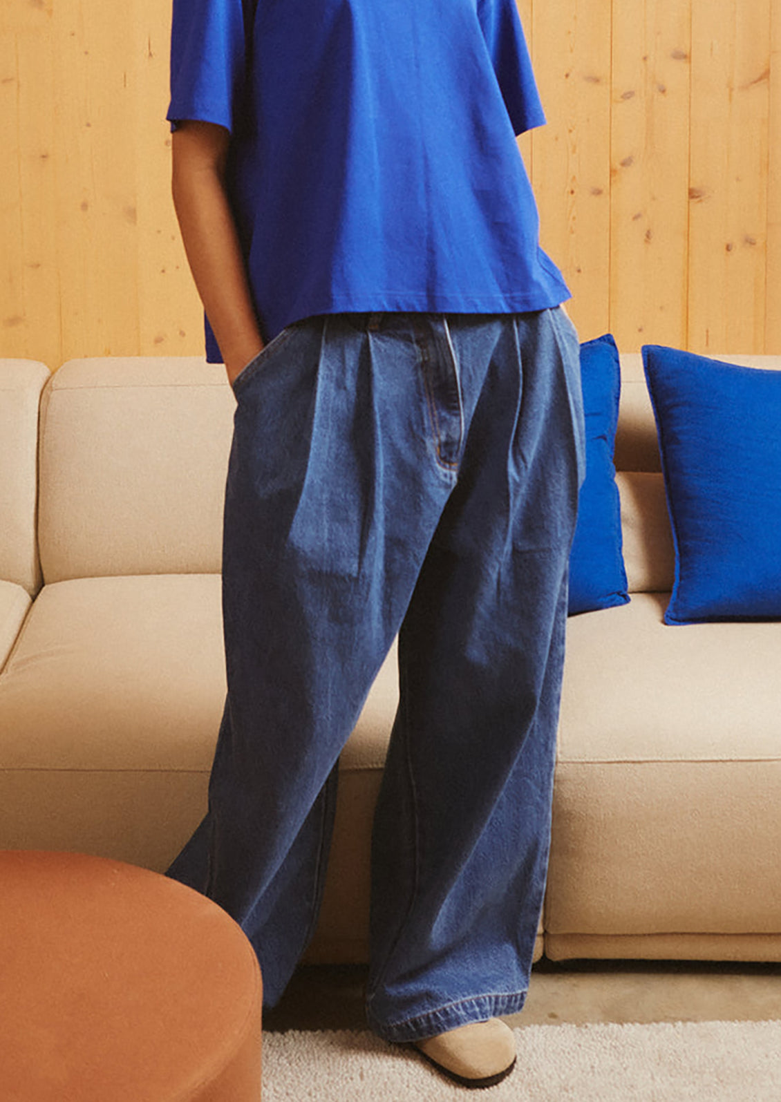 A pair of baggy pleat front jeans in medium blue wash.