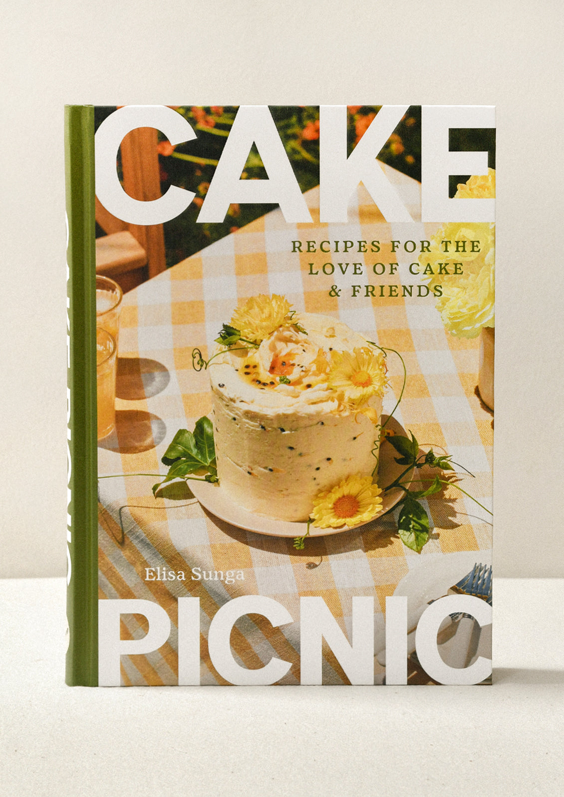 Book cover of the "Cake Picnic" cookbook by Elisa Sunga.
