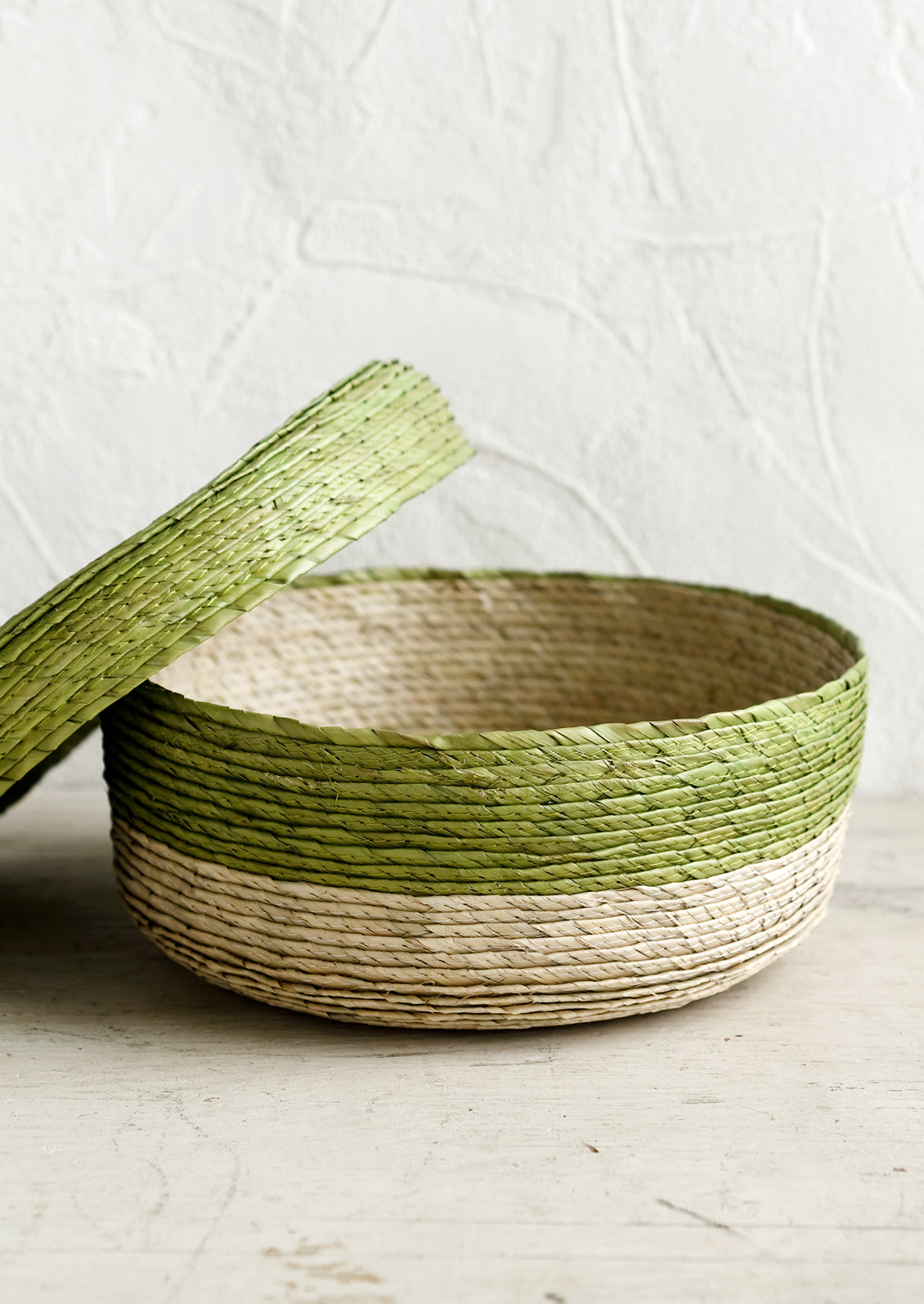Lidded basket in the colors natural and pistachio..