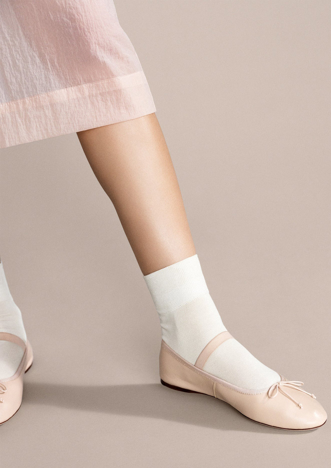 A pair of classic socks in ivory.