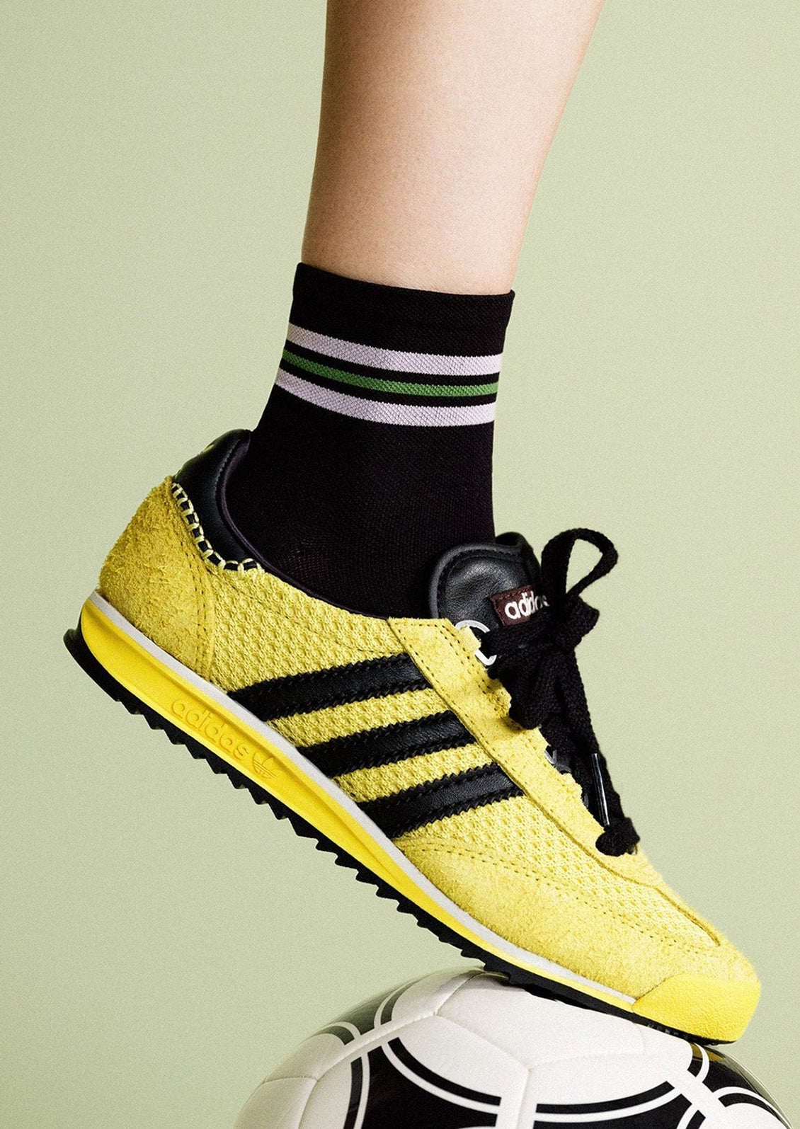 A pair of sporty ankle striped socks in black.