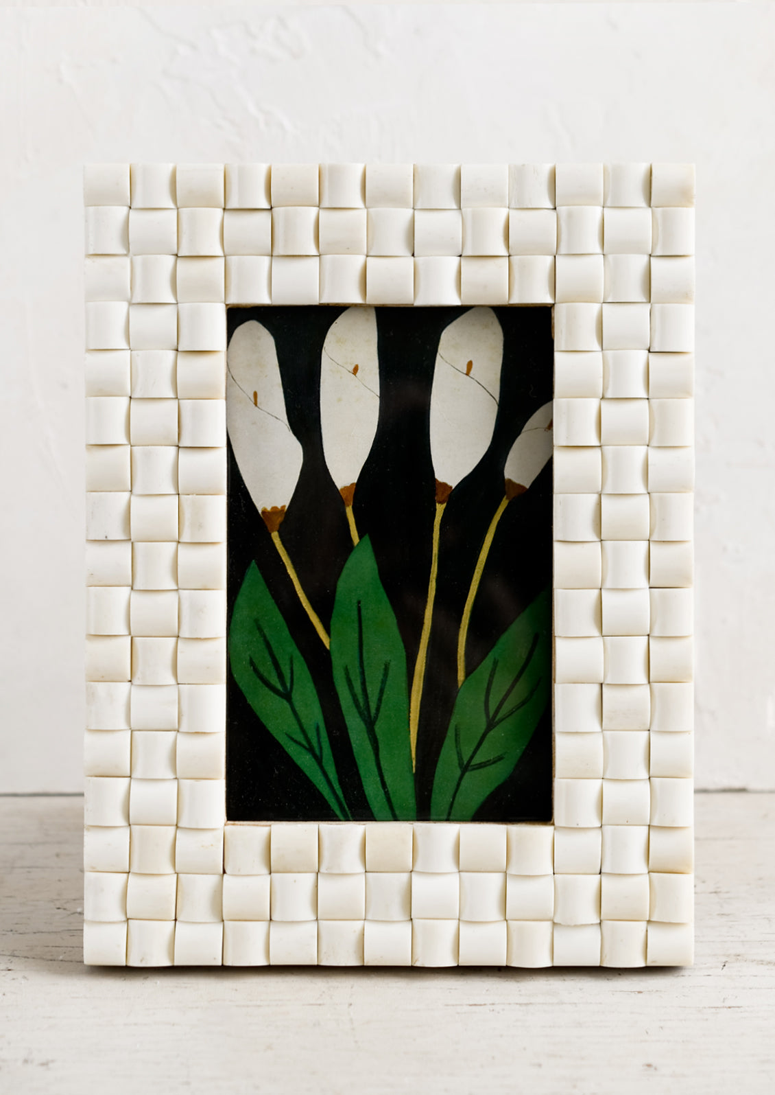 An ivory checkered weave picture frame.