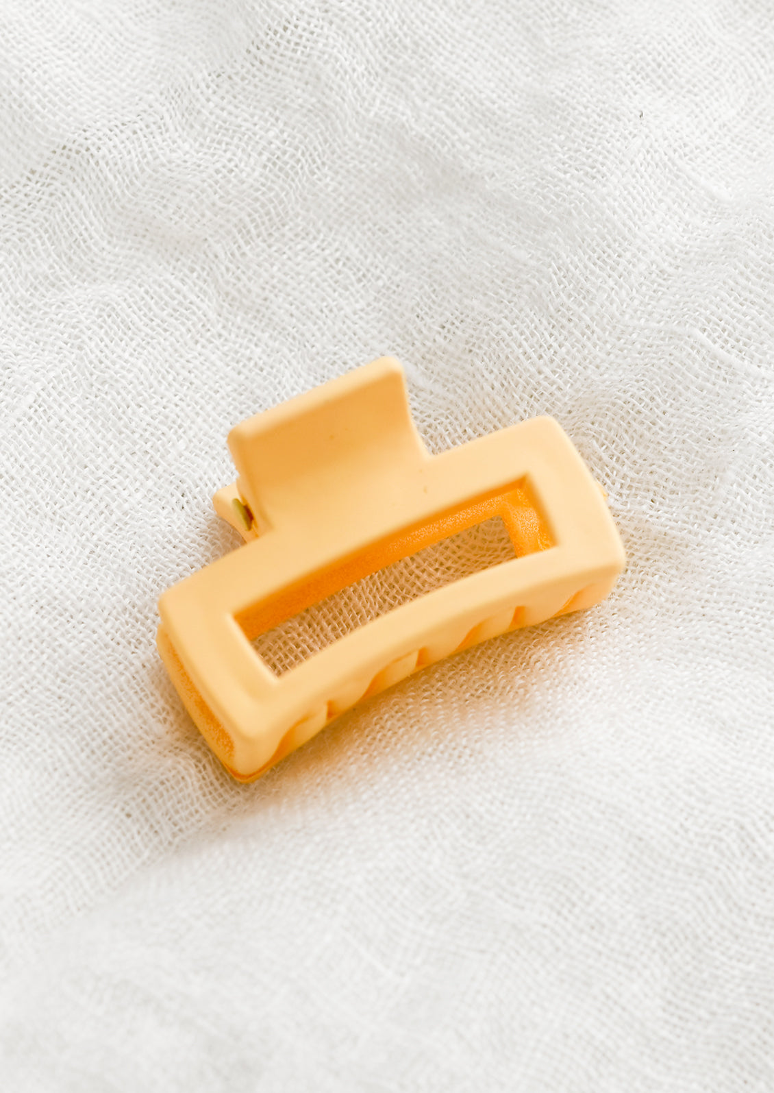 Small hair claw in creamy orange.