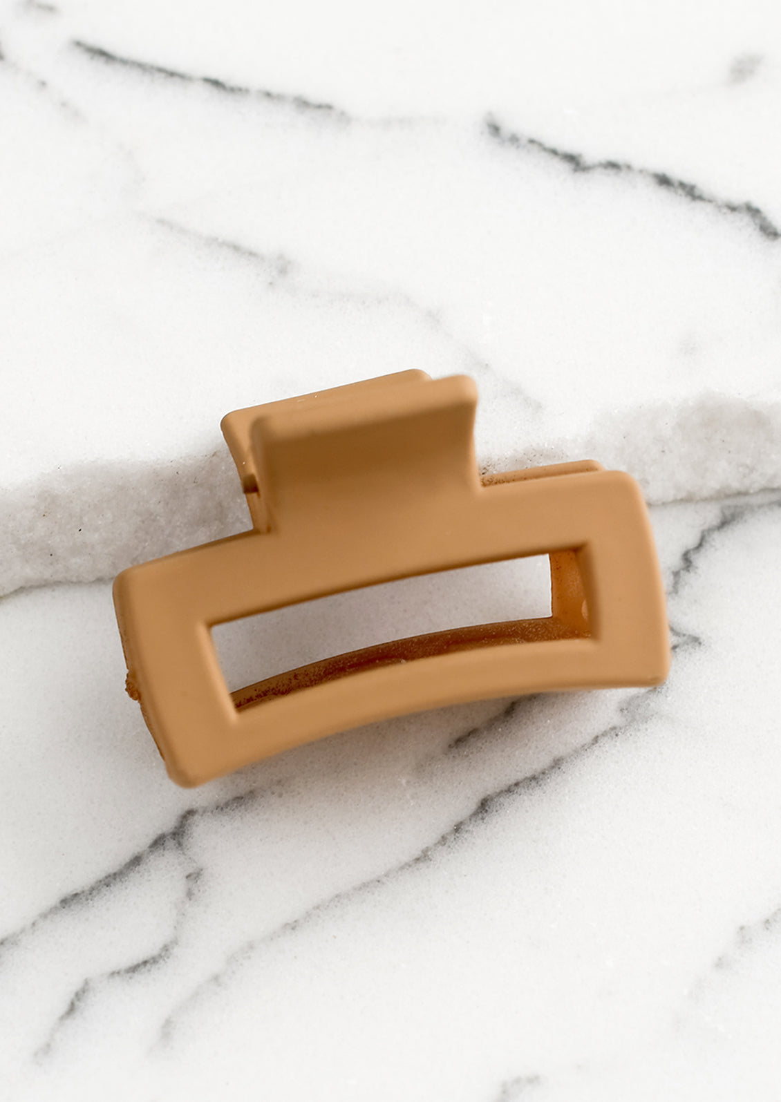 Small hair claw in brown.