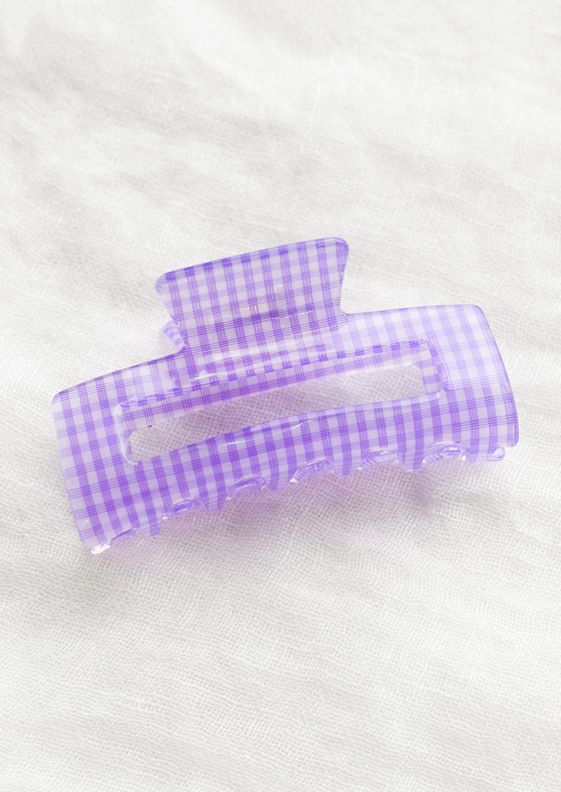 A gingham print hair claw in purple.