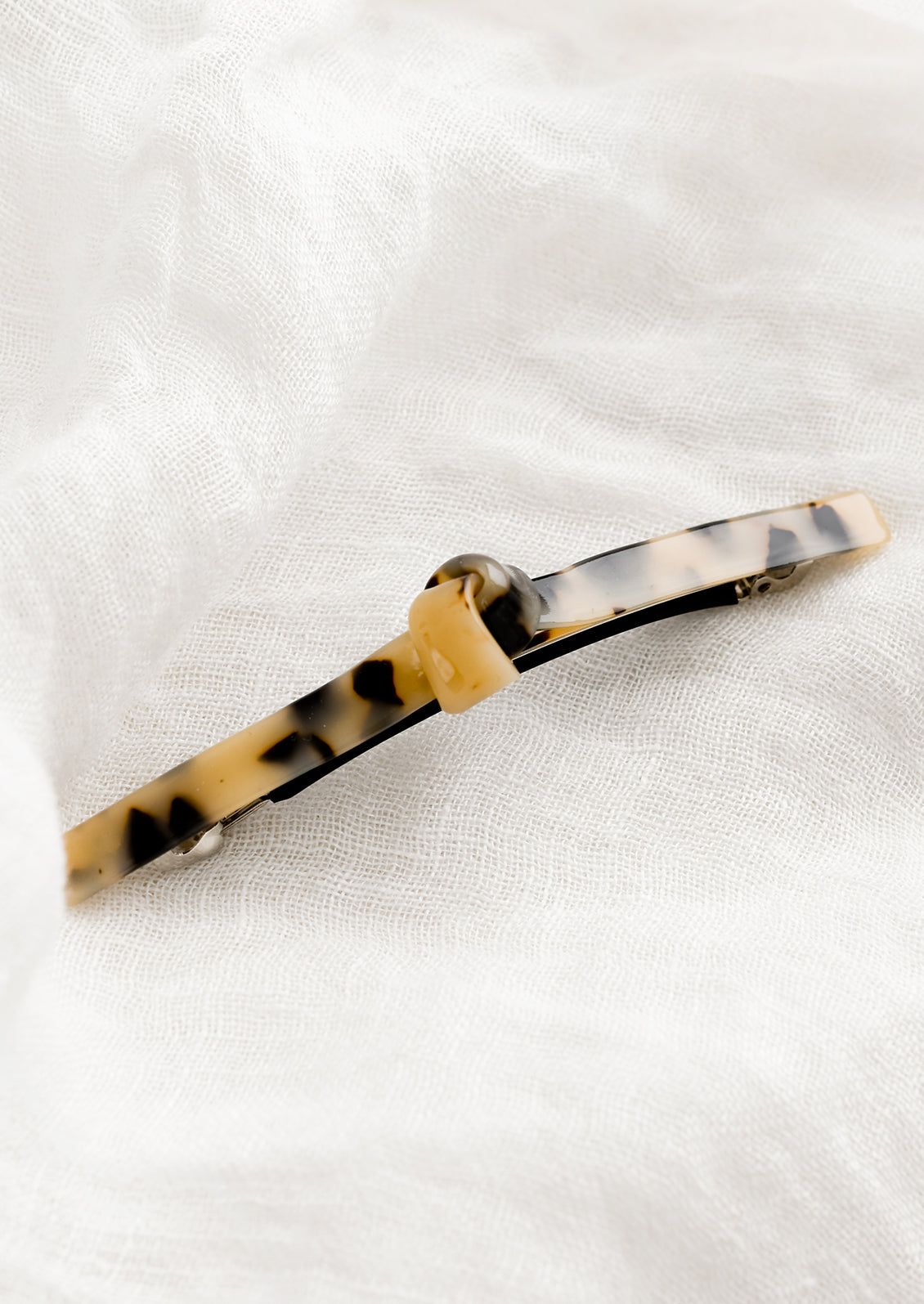 Acetate barrette with knot detail in tortoise