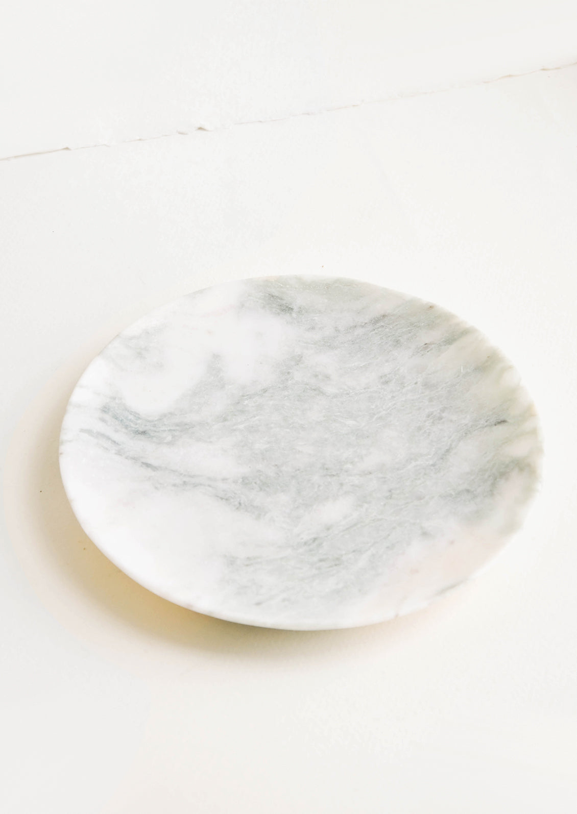 Round plate made from green and white marbled onyx