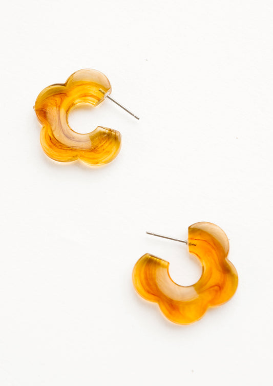 Acetate earrings in the shape of a daisy-like flower, marbled translucent coffee color