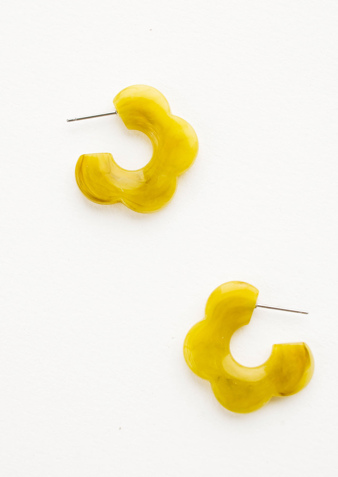 Acetate earrings in the shape of a daisy-like flower, marbled split pea green color