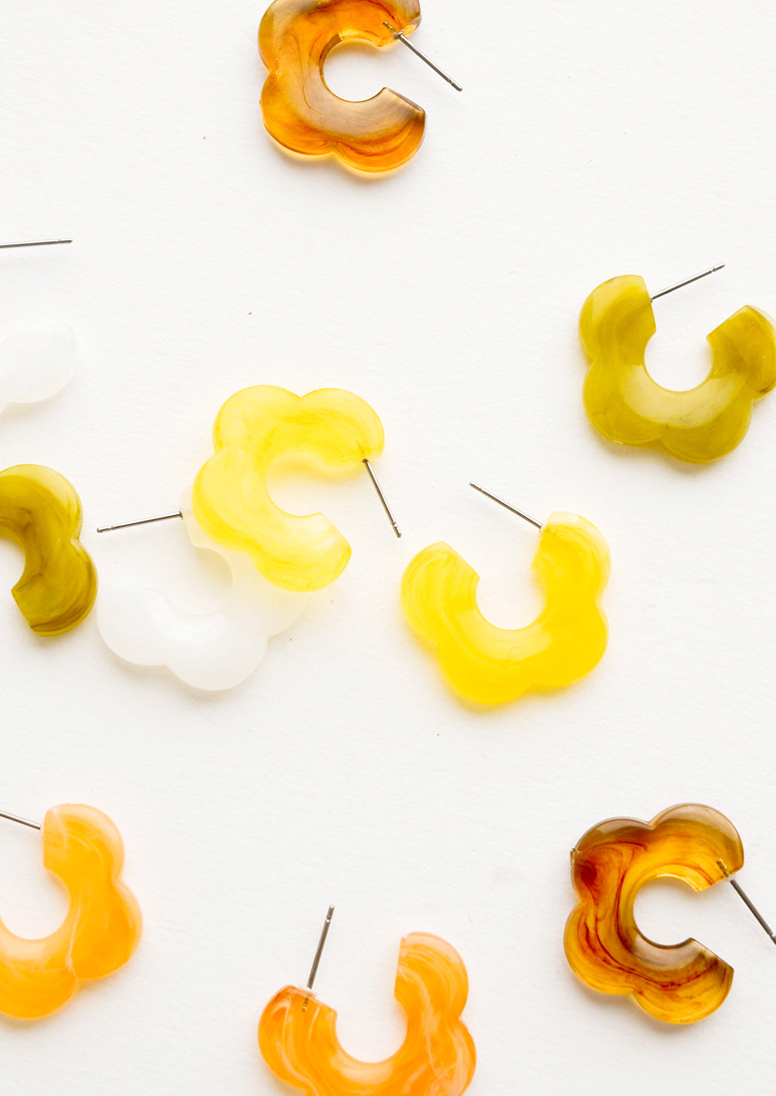 Acetate earrings in the shape of a daisy-like flower