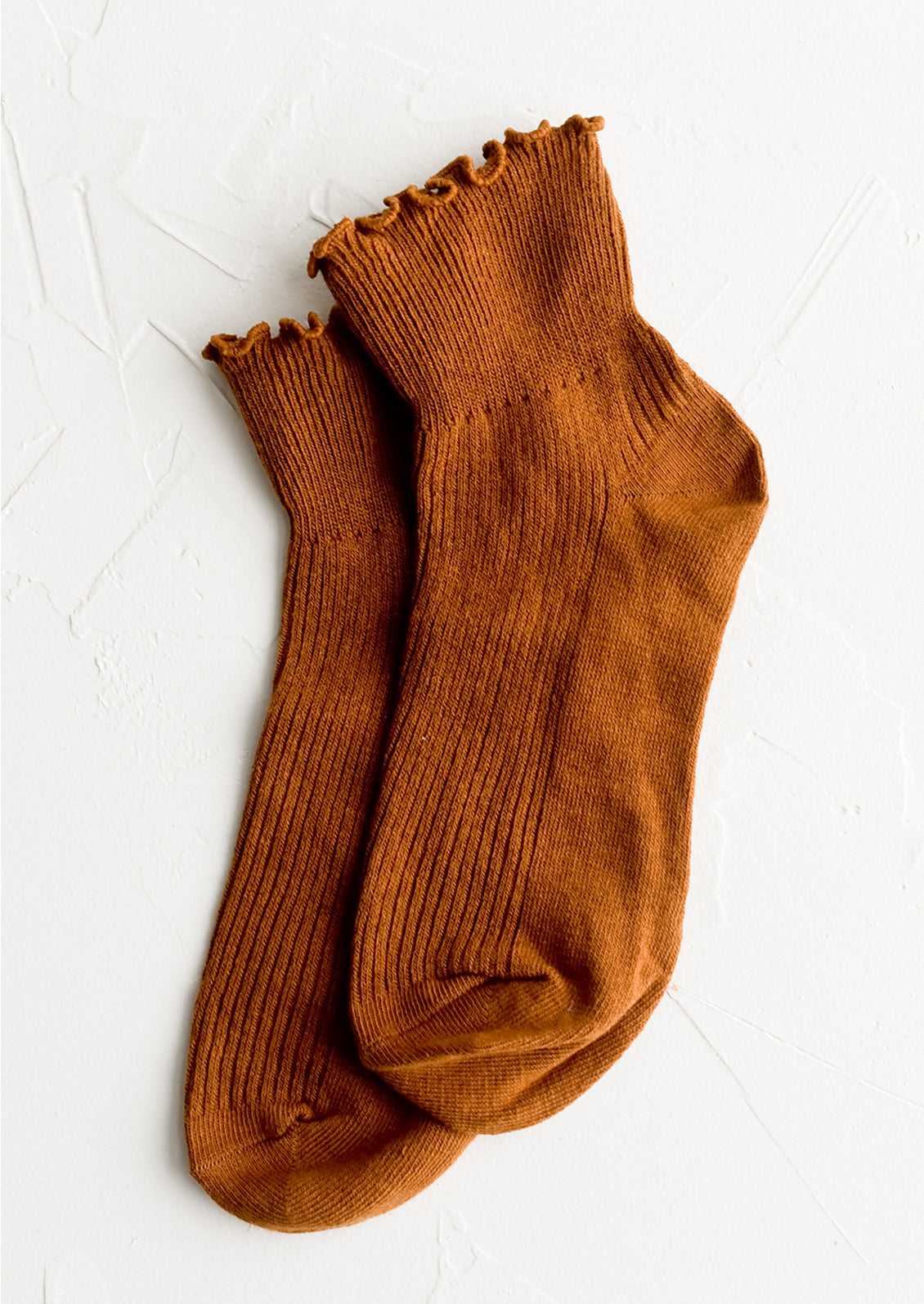 A pair of cotton ankle socks in caramel.