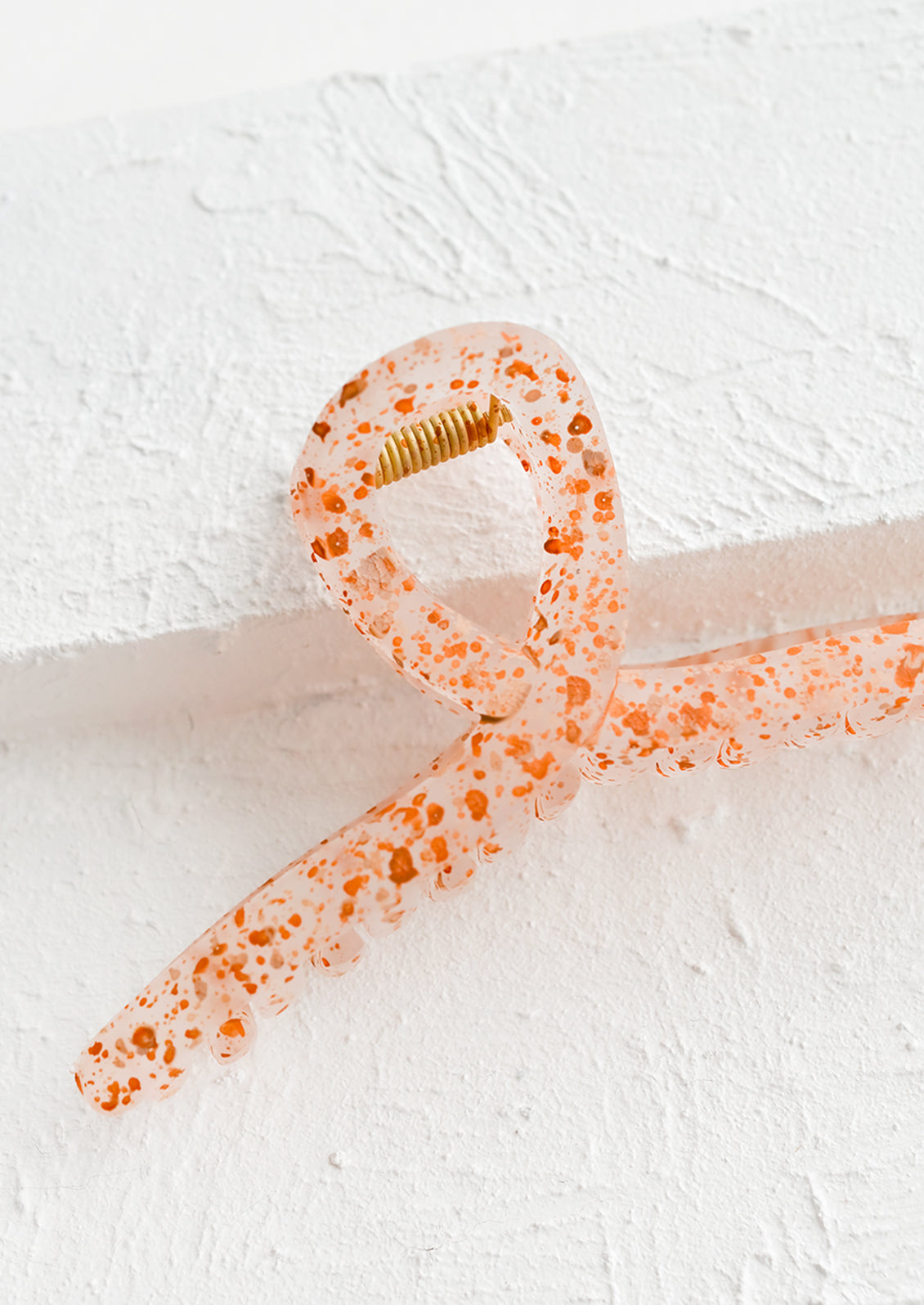 A french twist hair clip in speckled pecan.