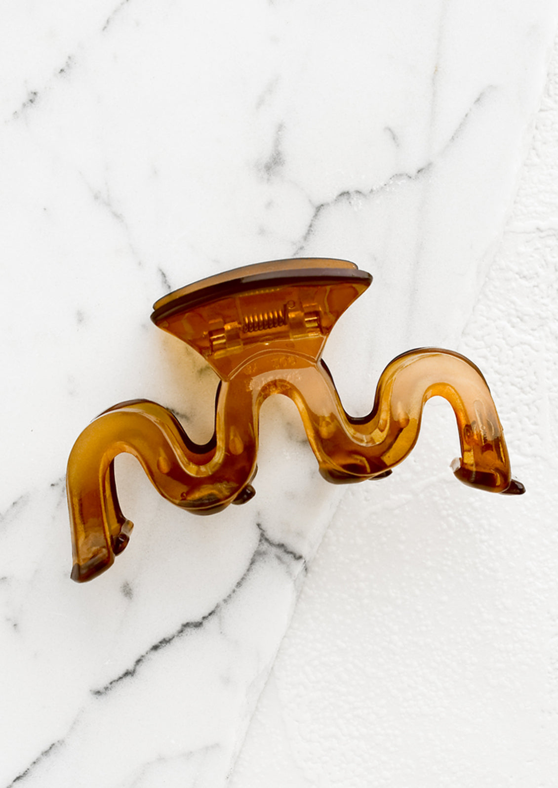 A wavy squiggle hair claw in brown sugar.